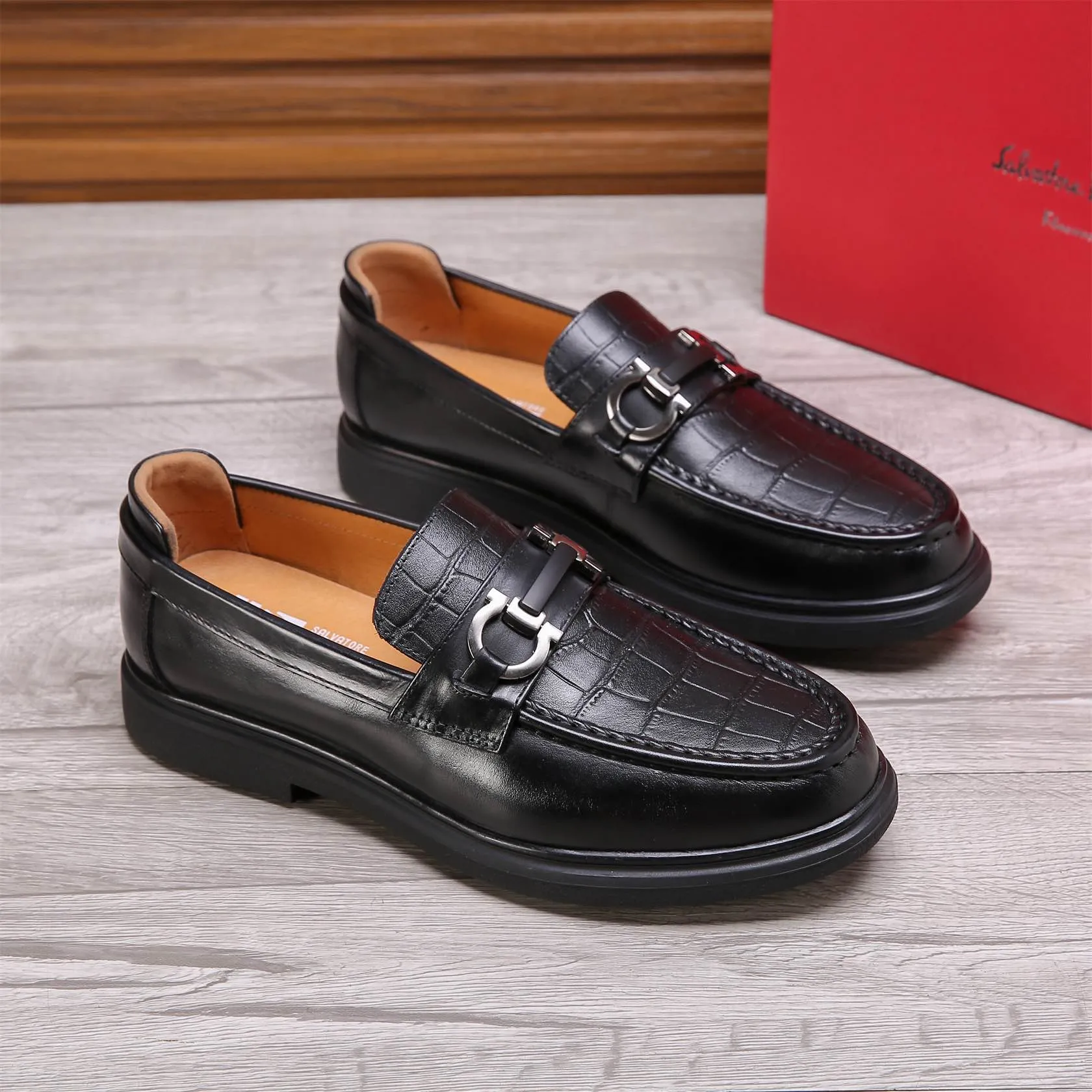 Men's shoes 💰460 🕷🕷🐂【Ferragamo】Ferragamo Popular fashionable casual shoes🇨🇳Official website counter 1:1 production, original mold opening💯Good quality visible, imported high-end first-layer waxed calfskin, water-dyed🐂leather lining🌿very clear texture, high-quality waterproof, non-slip and wear-resistant outsole🎋high quality and low price, truly handmade🍓Black optional! Code number 38-44 (45-46 customized)......